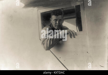Charles A. Lindbergh Aviator und amerikanischen Helden. In den frühen Morgenstunden des Freitag, 20. Mai 1927, Lindbergh von Roosevelt Field über den Atlantik nach Paris, Frankreich. Seine eindecker war mit 450 US-Gallonen Kraftstoff, die wiederholt belastet wurde die Kraftstoffleitung Blockierung zu vermeiden geladen. Das Flugzeug wog ungefähr 2.710 lb, und der Start wurde durch einen schlammigen, regen-getränkten Landebahn behindert. Lindbergh's monoplan wurde durch ein J-5C Wright Wirbelwind Sternmotor angetrieben und Geschwindigkeit sehr langsam während der 7:52 Uhr Abflug, aber gelöscht Telefonleitungen ganz am Ende des Feldes. Stockfoto