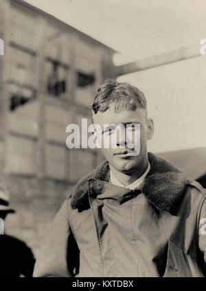 Charles A. Lindbergh Aviator und amerikanischen Helden. In den frühen Morgenstunden des Freitag, 20. Mai 1927, Lindbergh von Roosevelt Field über den Atlantik nach Paris, Frankreich. Seine eindecker war mit 450 US-Gallonen Kraftstoff, die wiederholt belastet wurde die Kraftstoffleitung Blockierung zu vermeiden geladen. Das Flugzeug wog ungefähr 2.710 lb, und der Start wurde durch einen schlammigen, regen-getränkten Landebahn behindert. Lindbergh's monoplan wurde durch ein J-5C Wright Wirbelwind Sternmotor angetrieben und Geschwindigkeit sehr langsam während der 7:52 Uhr Abflug, aber gelöscht Telefonleitungen ganz am Ende des Feldes. Stockfoto