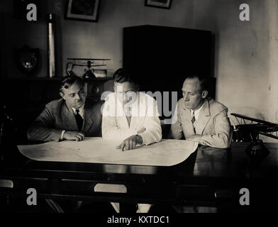 Charles A. Lindbergh Aviator und amerikanischen Helden. In den frühen Morgenstunden des Freitag, 20. Mai 1927, Lindbergh von Roosevelt Field über den Atlantik nach Paris, Frankreich. Seine eindecker war mit 450 US-Gallonen Kraftstoff, die wiederholt belastet wurde die Kraftstoffleitung Blockierung zu vermeiden geladen. Das Flugzeug wog ungefähr 2.710 lb, und der Start wurde durch einen schlammigen, regen-getränkten Landebahn behindert. Lindbergh's monoplan wurde durch ein J-5C Wright Wirbelwind Sternmotor angetrieben und Geschwindigkeit sehr langsam während der 7:52 Uhr Abflug, aber gelöscht Telefonleitungen ganz am Ende des Feldes. Stockfoto