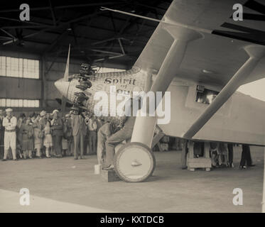 Charles A. Lindbergh Aviator und amerikanischen Helden. In den frühen Morgenstunden des Freitag, 20. Mai 1927, Lindbergh von Roosevelt Field über den Atlantik nach Paris, Frankreich. Seine eindecker war mit 450 US-Gallonen Kraftstoff, die wiederholt belastet wurde die Kraftstoffleitung Blockierung zu vermeiden geladen. Das Flugzeug wog ungefähr 2.710 lb, und der Start wurde durch einen schlammigen, regen-getränkten Landebahn behindert. Lindbergh's monoplan wurde durch ein J-5C Wright Wirbelwind Sternmotor angetrieben und Geschwindigkeit sehr langsam während der 7:52 Uhr Abflug, aber gelöscht Telefonleitungen ganz am Ende des Feldes. Stockfoto
