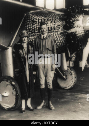 Charles A. Lindbergh Aviator und amerikanischen Helden. In den frühen Morgenstunden des Freitag, 20. Mai 1927, Lindbergh von Roosevelt Field über den Atlantik nach Paris, Frankreich. Seine eindecker war mit 450 US-Gallonen Kraftstoff, die wiederholt belastet wurde die Kraftstoffleitung Blockierung zu vermeiden geladen. Das Flugzeug wog ungefähr 2.710 lb, und der Start wurde durch einen schlammigen, regen-getränkten Landebahn behindert. Lindbergh's monoplan wurde durch ein J-5C Wright Wirbelwind Sternmotor angetrieben und Geschwindigkeit sehr langsam während der 7:52 Uhr Abflug, aber gelöscht Telefonleitungen ganz am Ende des Feldes. Stockfoto