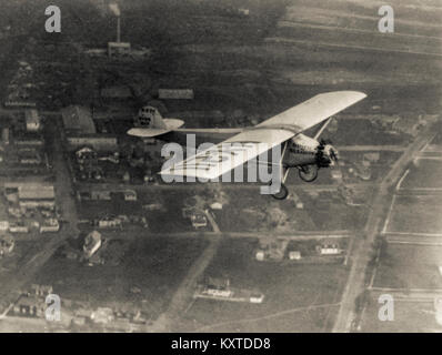 Charles A. Lindbergh Aviator und amerikanischen Helden. In den frühen Morgenstunden des Freitag, 20. Mai 1927, Lindbergh von Roosevelt Field über den Atlantik nach Paris, Frankreich. Seine eindecker war mit 450 US-Gallonen Kraftstoff, die wiederholt belastet wurde die Kraftstoffleitung Blockierung zu vermeiden geladen. Das Flugzeug wog ungefähr 2.710 lb, und der Start wurde durch einen schlammigen, regen-getränkten Landebahn behindert. Lindbergh's monoplan wurde durch ein J-5C Wright Wirbelwind Sternmotor angetrieben und Geschwindigkeit sehr langsam während der 7:52 Uhr Abflug, aber gelöscht Telefonleitungen ganz am Ende des Feldes. Stockfoto