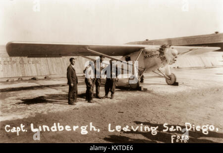 Charles A. Lindbergh Aviator und amerikanischen Helden. In den frühen Morgenstunden des Freitag, 20. Mai 1927, Lindbergh von Roosevelt Field über den Atlantik nach Paris, Frankreich. Seine eindecker war mit 450 US-Gallonen Kraftstoff, die wiederholt belastet wurde die Kraftstoffleitung Blockierung zu vermeiden geladen. Das Flugzeug wog ungefähr 2.710 lb, und der Start wurde durch einen schlammigen, regen-getränkten Landebahn behindert. Lindbergh's monoplan wurde durch ein J-5C Wright Wirbelwind Sternmotor angetrieben und Geschwindigkeit sehr langsam während der 7:52 Uhr Abflug, aber gelöscht Telefonleitungen ganz am Ende des Feldes. Stockfoto