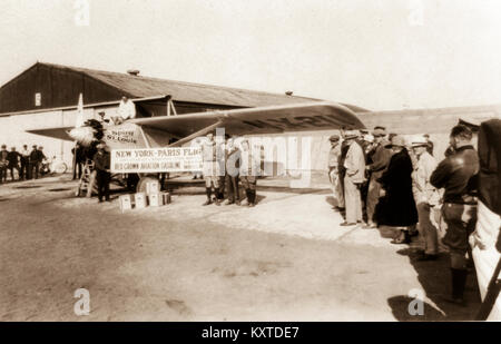Charles A. Lindbergh Aviator und amerikanischen Helden. In den frühen Morgenstunden des Freitag, 20. Mai 1927, Lindbergh von Roosevelt Field über den Atlantik nach Paris, Frankreich. Seine eindecker war mit 450 US-Gallonen Kraftstoff, die wiederholt belastet wurde die Kraftstoffleitung Blockierung zu vermeiden geladen. Das Flugzeug wog ungefähr 2.710 lb, und der Start wurde durch einen schlammigen, regen-getränkten Landebahn behindert. Lindbergh's monoplan wurde durch ein J-5C Wright Wirbelwind Sternmotor angetrieben und Geschwindigkeit sehr langsam während der 7:52 Uhr Abflug, aber gelöscht Telefonleitungen ganz am Ende des Feldes. Stockfoto