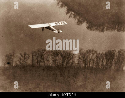 Charles A. Lindbergh Aviator und amerikanischen Helden. In den frühen Morgenstunden des Freitag, 20. Mai 1927, Lindbergh von Roosevelt Field über den Atlantik nach Paris, Frankreich. Seine eindecker war mit 450 US-Gallonen Kraftstoff, die wiederholt belastet wurde die Kraftstoffleitung Blockierung zu vermeiden geladen. Das Flugzeug wog ungefähr 2.710 lb, und der Start wurde durch einen schlammigen, regen-getränkten Landebahn behindert. Lindbergh's monoplan wurde durch ein J-5C Wright Wirbelwind Sternmotor angetrieben und Geschwindigkeit sehr langsam während der 7:52 Uhr Abflug, aber gelöscht Telefonleitungen ganz am Ende des Feldes. Stockfoto