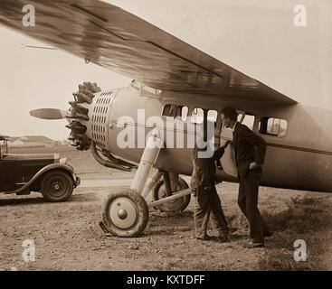 Charles A. Lindbergh Aviator und amerikanischen Helden. In den frühen Morgenstunden des Freitag, 20. Mai 1927, Lindbergh von Roosevelt Field über den Atlantik nach Paris, Frankreich. Seine eindecker war mit 450 US-Gallonen Kraftstoff, die wiederholt belastet wurde die Kraftstoffleitung Blockierung zu vermeiden geladen. Das Flugzeug wog ungefähr 2.710 lb, und der Start wurde durch einen schlammigen, regen-getränkten Landebahn behindert. Lindbergh's monoplan wurde durch ein J-5C Wright Wirbelwind Sternmotor angetrieben und Geschwindigkeit sehr langsam während der 7:52 Uhr Abflug, aber gelöscht Telefonleitungen ganz am Ende des Feldes. Stockfoto