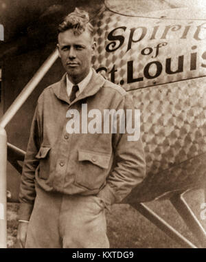 Charles A. Lindbergh Aviator und amerikanischen Helden. In den frühen Morgenstunden des Freitag, 20. Mai 1927, Lindbergh von Roosevelt Field über den Atlantik nach Paris, Frankreich. Seine eindecker war mit 450 US-Gallonen Kraftstoff, die wiederholt belastet wurde die Kraftstoffleitung Blockierung zu vermeiden geladen. Das Flugzeug wog ungefähr 2.710 lb, und der Start wurde durch einen schlammigen, regen-getränkten Landebahn behindert. Lindbergh's monoplan wurde durch ein J-5C Wright Wirbelwind Sternmotor angetrieben und Geschwindigkeit sehr langsam während der 7:52 Uhr Abflug, aber gelöscht Telefonleitungen ganz am Ende des Feldes. Stockfoto