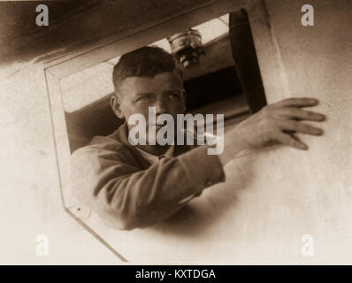 Charles A. Lindbergh Aviator und amerikanischen Helden. In den frühen Morgenstunden des Freitag, 20. Mai 1927, Lindbergh von Roosevelt Field über den Atlantik nach Paris, Frankreich. Seine eindecker war mit 450 US-Gallonen Kraftstoff, die wiederholt belastet wurde die Kraftstoffleitung Blockierung zu vermeiden geladen. Das Flugzeug wog ungefähr 2.710 lb, und der Start wurde durch einen schlammigen, regen-getränkten Landebahn behindert. Lindbergh's monoplan wurde durch ein J-5C Wright Wirbelwind Sternmotor angetrieben und Geschwindigkeit sehr langsam während der 7:52 Uhr Abflug, aber gelöscht Telefonleitungen ganz am Ende des Feldes. Stockfoto