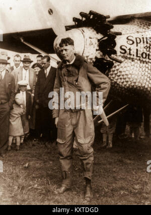 Charles A. Lindbergh Aviator und amerikanischen Helden. In den frühen Morgenstunden des Freitag, 20. Mai 1927, Lindbergh von Roosevelt Field über den Atlantik nach Paris, Frankreich. Seine eindecker war mit 450 US-Gallonen Kraftstoff, die wiederholt belastet wurde die Kraftstoffleitung Blockierung zu vermeiden geladen. Das Flugzeug wog ungefähr 2.710 lb, und der Start wurde durch einen schlammigen, regen-getränkten Landebahn behindert. Lindbergh's monoplan wurde durch ein J-5C Wright Wirbelwind Sternmotor angetrieben und Geschwindigkeit sehr langsam während der 7:52 Uhr Abflug, aber gelöscht Telefonleitungen ganz am Ende des Feldes. Stockfoto