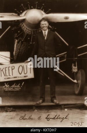 Charles A. Lindbergh Aviator und amerikanischen Helden. In den frühen Morgenstunden des Freitag, 20. Mai 1927, Lindbergh von Roosevelt Field über den Atlantik nach Paris, Frankreich. Seine eindecker war mit 450 US-Gallonen Kraftstoff, die wiederholt belastet wurde die Kraftstoffleitung Blockierung zu vermeiden geladen. Das Flugzeug wog ungefähr 2.710 lb, und der Start wurde durch einen schlammigen, regen-getränkten Landebahn behindert. Lindbergh's monoplan wurde durch ein J-5C Wright Wirbelwind Sternmotor angetrieben und Geschwindigkeit sehr langsam während der 7:52 Uhr Abflug, aber gelöscht Telefonleitungen ganz am Ende des Feldes. Stockfoto