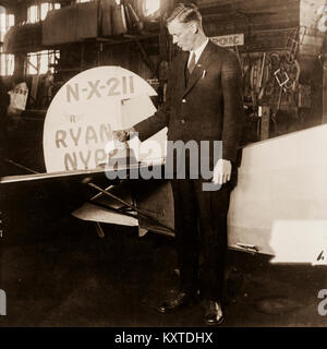 Charles A. Lindbergh Aviator und amerikanischen Helden. In den frühen Morgenstunden des Freitag, 20. Mai 1927, Lindbergh von Roosevelt Field über den Atlantik nach Paris, Frankreich. Seine eindecker war mit 450 US-Gallonen Kraftstoff, die wiederholt belastet wurde die Kraftstoffleitung Blockierung zu vermeiden geladen. Das Flugzeug wog ungefähr 2.710 lb, und der Start wurde durch einen schlammigen, regen-getränkten Landebahn behindert. Lindbergh's monoplan wurde durch ein J-5C Wright Wirbelwind Sternmotor angetrieben und Geschwindigkeit sehr langsam während der 7:52 Uhr Abflug, aber gelöscht Telefonleitungen ganz am Ende des Feldes. Stockfoto