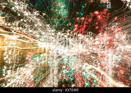 Bunte Glitzernde verschwommen Lichter - verschwommenes Foto von bunten Lichtern. Stockfoto