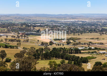 Blick auf den regionalen Land Stadt von Bathurst aus dem berühmten Mount Panorama Home von Australiens Motor Car Rennen. Bathurst ist im 19. Stockfoto