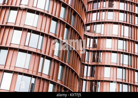 Abstrakte zeitgenössische Architektur Hintergrund, geschwungenen Wänden aus rotem Metall und Glas Stockfoto