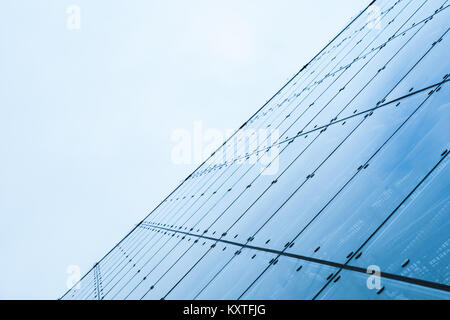 Moderne Vorhangfassade aus getöntem Glas und Stahl Stockfoto