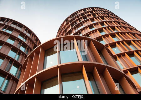 Abstrakte zeitgenössische Architektur Hintergrund, runde Türme aus Metall und Glas. Stockfoto