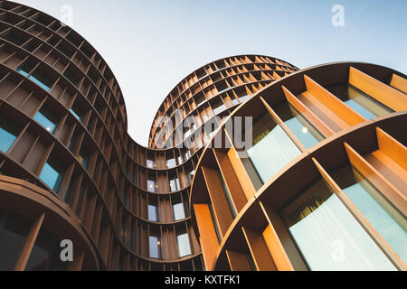 Abstrakte zeitgenössische Architektur Hintergrund, runde Türme aus Gelb glänzendes Metall und Glas Stockfoto