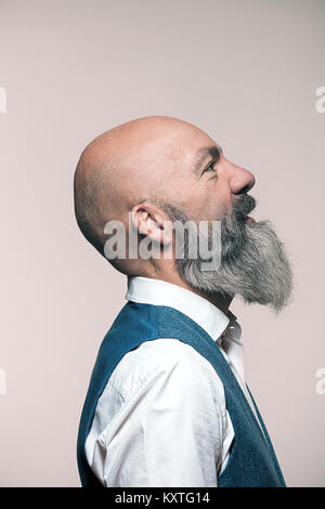 Im mittleren Alter Mann mit Bart, Studio Portrait Stockfoto