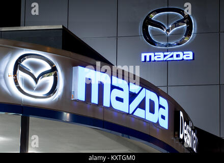 Vancouver. Kanada - Januar 9, 2018: Mazda-Logo an der Fassade der offiziellen Händler Büro. Mazda Motor Corporation ist ein japanisches Auto Marke, Automotive m Stockfoto