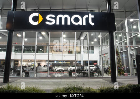 Vancouver. Kanada - Januar 9, 2018: Ein Smart Auto Schild ausgestellt auf den Bau von offizieller Händler von Mercedes-Benz. Mercedes-Benz ist eine Deutsche Automobil Stockfoto