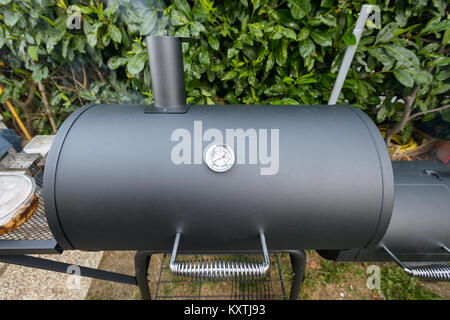 Ein schwarzen Grill bereit für einen langsamen Kochen Grillen zog Schweinefleisch und Rippen Stockfoto