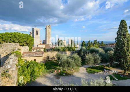 Landschaft des mittelalterlichen Dorfes namens San Gimignano in der Toskana, Italien Stockfoto