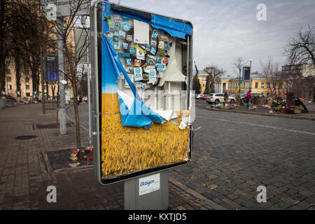 Jahrestag der Maidan Massaker auf dem Maidan in der ukrainischen Hauptstadt Kiew, wo Porträts von Ermordeten Demonstranten und Blumen niedergelegt sind. Stockfoto