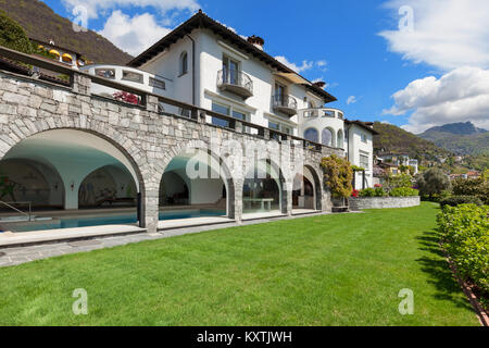 Schöne Villa mit Hallenbad; grün Garten Stockfoto