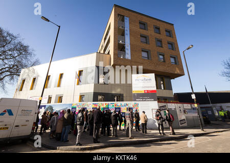 Newlon Gehäuse Vertrauen Entwicklung - Neue Grundschule, kommerzielle starter Einheiten & Wohnungen für Miete und gemeinsame Verantwortung, Tottenham, London Borough von Ha Stockfoto