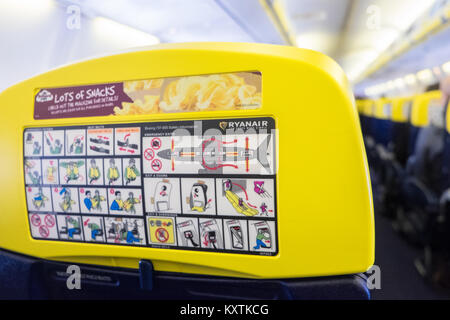 Sicherheit, Anweisungen, auf, Board, Ryanair, Kabine, Flug, auf, zurück, der, Sitz, Boeing, Flugzeug, Flugzeug, Stockfoto