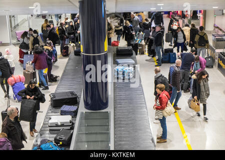 Förderband, Riemen, Terminal, Karussell, Gepäck, Gepäck, Beutel, Taschen, Halten, Pick, up, an, Manchester, International, Flughafen, England, Großbritannien, Großbritannien, Europa, Europäischen, Stockfoto