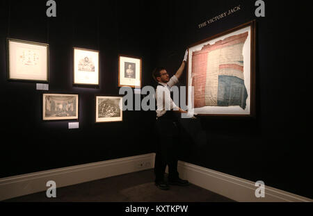 Eine Galerie Techniker passt den Sieg Jack, ein großes Fragment der Union Flag, die von HMS Victory in der Schlacht von Trafalgar flog, Teil der königliche und adelige Abstammung Verkauf bei Sotheby's in London am 17. Januar. Stockfoto