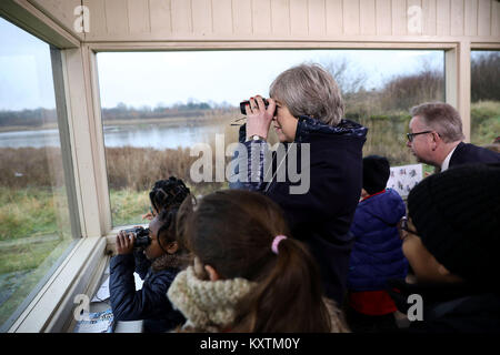 Premierminister Theresa May schaut durch ein Fernglas neben Umweltminister Michael Gove (rechts) bei einem Besuch der London Wetland Centre in South West London, wo Sie Ihre Vision für den Schutz der Umwelt gesetzt. Stockfoto