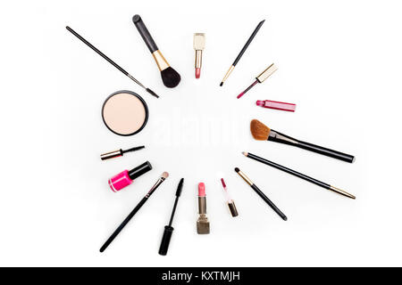 Make-up-Pinsel, Bleistift, Lippenstift und andere Objekte, bilden einen Rahmen auf einem weißen Hintergrund, mit kopieren. Eine Vorlage für ein Make-up-Artist Stockfoto