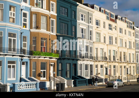 Eine Reihe von schönen bunten viktorianischen mutiple Geschichte Terrassen an der Strandpromenade in Hastings, East Sussex Stockfoto