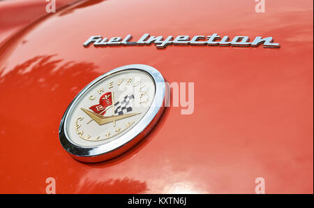 Klassische gekreuzten Fahnen chevy Abzeichen auf dem Kofferraumdeckel eines roten 1957 Corvette Stockfoto