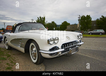 Eine 1960er Chevrolet Corvette durch die Seite der Straße geparkt Stockfoto