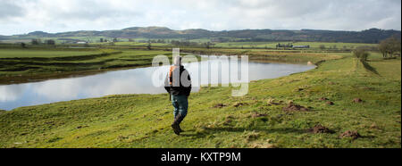 Wandern entlang des Flusses Annan, Annandale, in der Nähe von lochmaben. In Annandale zu Joe Grahams Denkmal auf der Oberseite des Almagill Hill in der Nähe von Dalton, Scotla Stockfoto