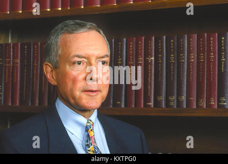 WASHINGTON, DC, USA - 16. Dezember 1994: US-Senator Orrin Hatch (R-Utah) in seinem Büro auf dem Capitol Hill. Stockfoto