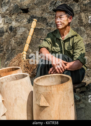 Lokaler Mann Verkauf von Holz im Markt, Vietnam Stockfoto