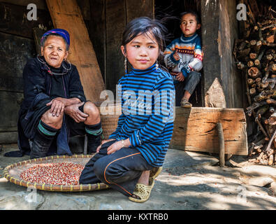 Großmutter und ihr Enkel ruhen außerhalb Haus in Sapa, Vietnam Stockfoto