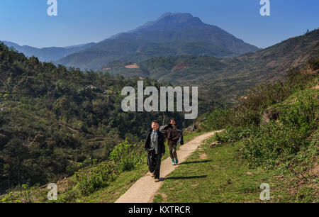 Kinder von Sapa hill Mountain Village auf dem Weg nach Hause, Vietnam Stockfoto