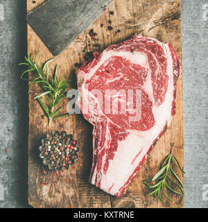 Rohes Rindfleisch Steak Prime Rib-eye und Schneidemesser, Flachbild-lay Stockfoto