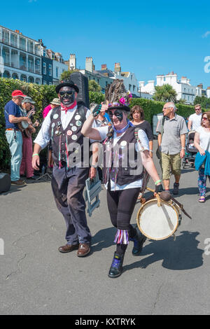 Broadstairs Folk Woche Festival. Der Mann und die Frau von den Toten Pferd und der Broomdashers Morris Seite. Stockfoto