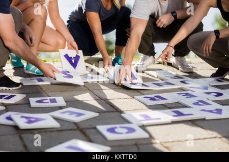 Untere Partie der Business Partner Lösung Kreuzworträtsel auf der Terrasse im Wald Stockfoto