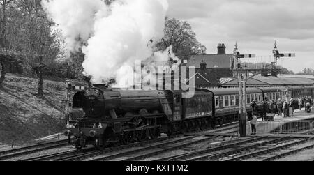 Der Flying Scotsman fährt Horsted Keynes Station mit BR-Bestände an der Bluebell Railway. Stockfoto