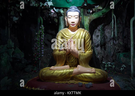 PYIN OO LWIN, MYANMAR - ca. April 2017 Buddha in Peik Kinn Myaung Höhlen Stockfoto