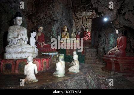 PYIN OO LWIN, MYANMAR - ca. April 2017 Buddhas in Peik Kinn Myaung Höhlen Stockfoto