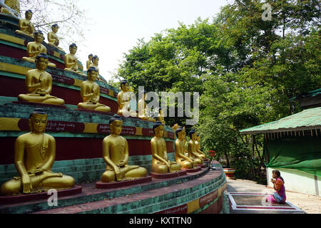 PYIN OO LWIN, MYANMAR - ca. April 2017 Buddhas in der Nähe der Eingang der Peik Kinn Myaung Höhlen Stockfoto