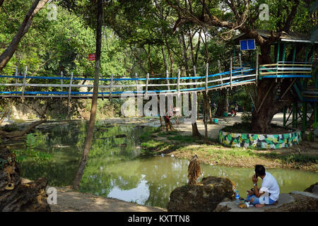 PYIN OO LWIN, MYANMAR - ca. April 2017 River in der Nähe von Pwe Gauk Wasserfall Stockfoto